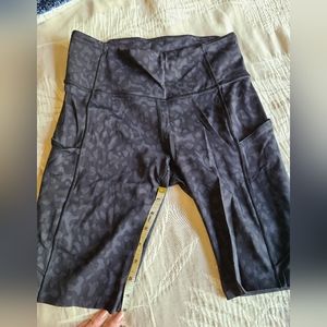 Lululemon Fast And Free 8" Size 8 Biker Shorts in Black Camo
